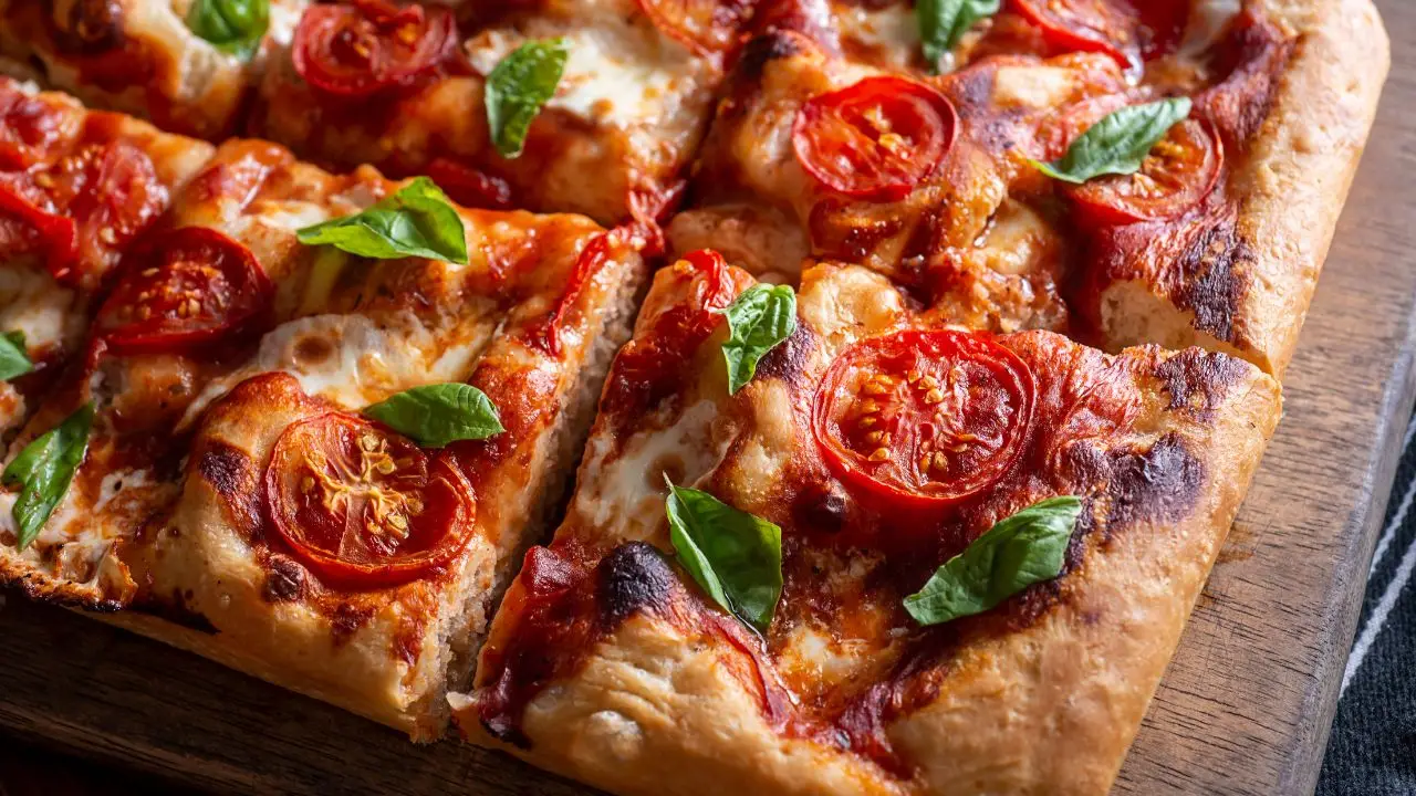 Il trucco geniale per un’impasto pizza in teglia leggero e soffice in metà tempo