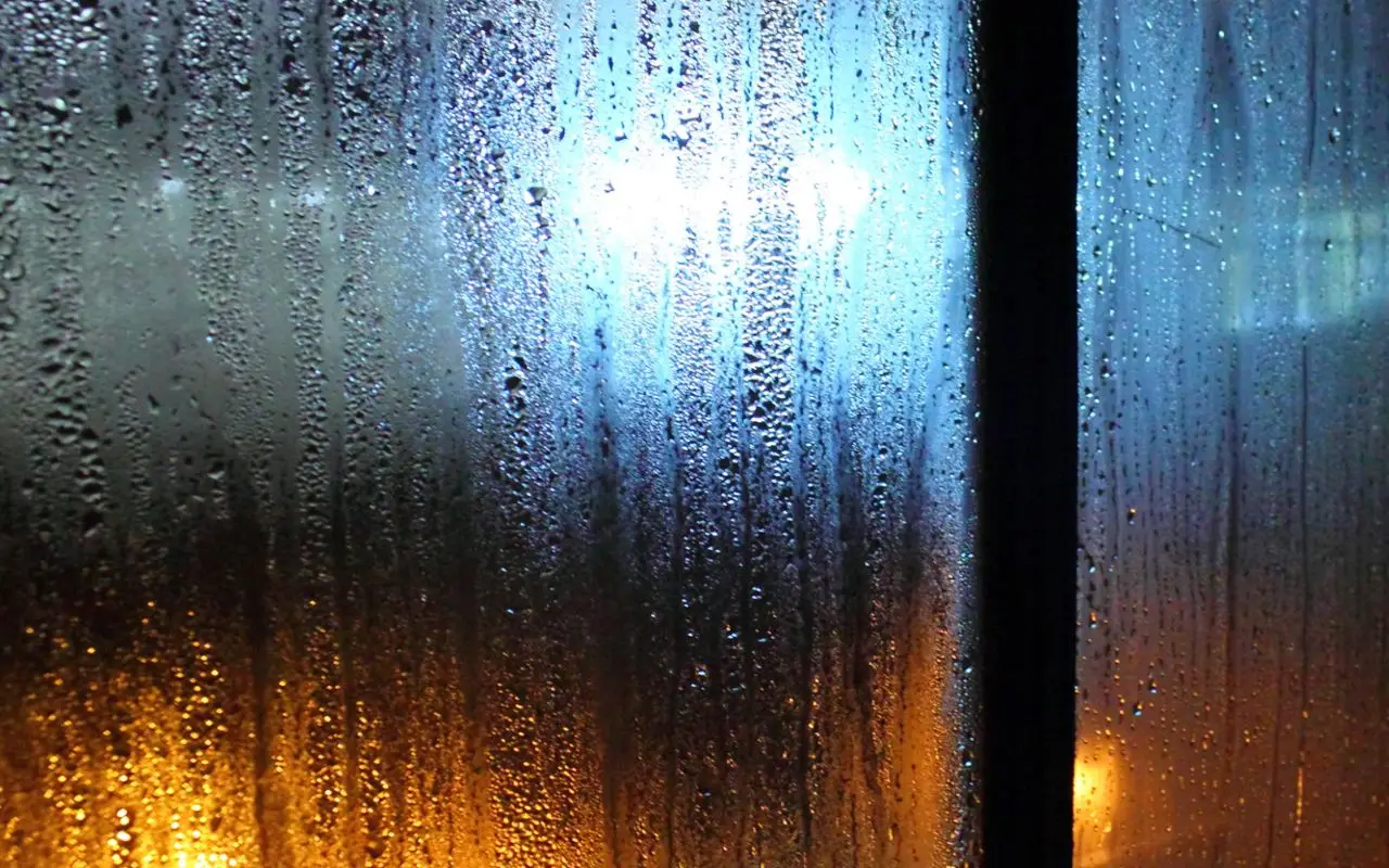 Si forma la condensa tra i doppi vetri? Ecco la vera causa e il metodo definitivo per eliminarla