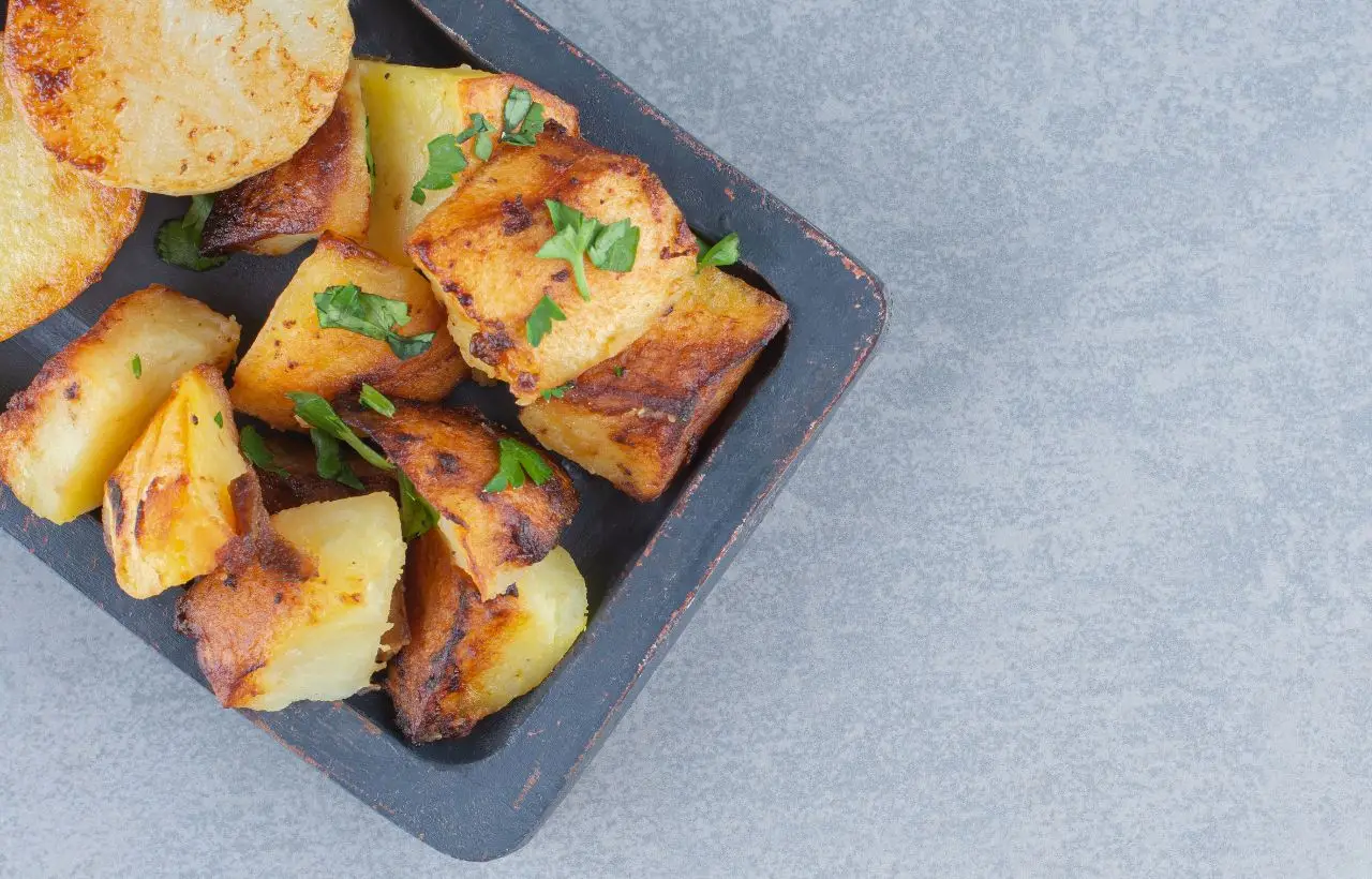 Le tue patate al forno non sono mai croccanti? Ecco l’errore che fai e il trucco per una cottura perfetta