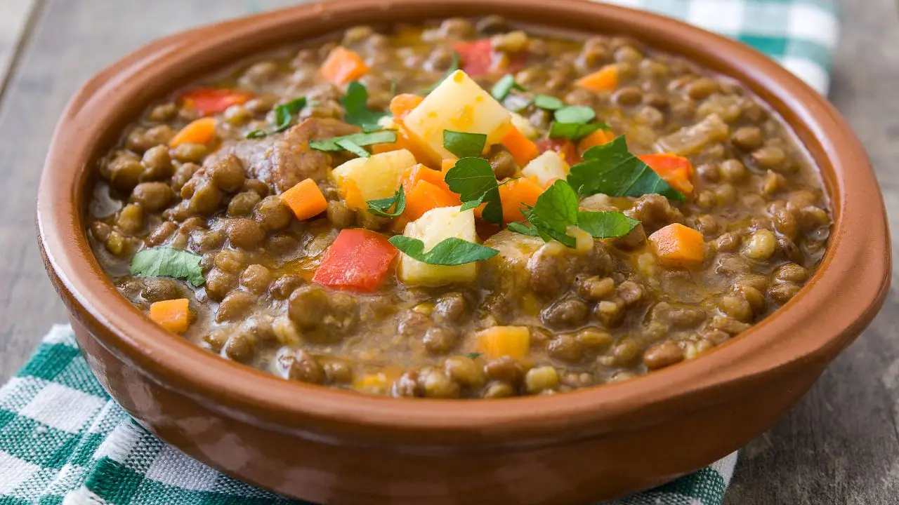 Il trucco dei cuochi per una zuppa di lenticchie calda e saporita che scalda davvero