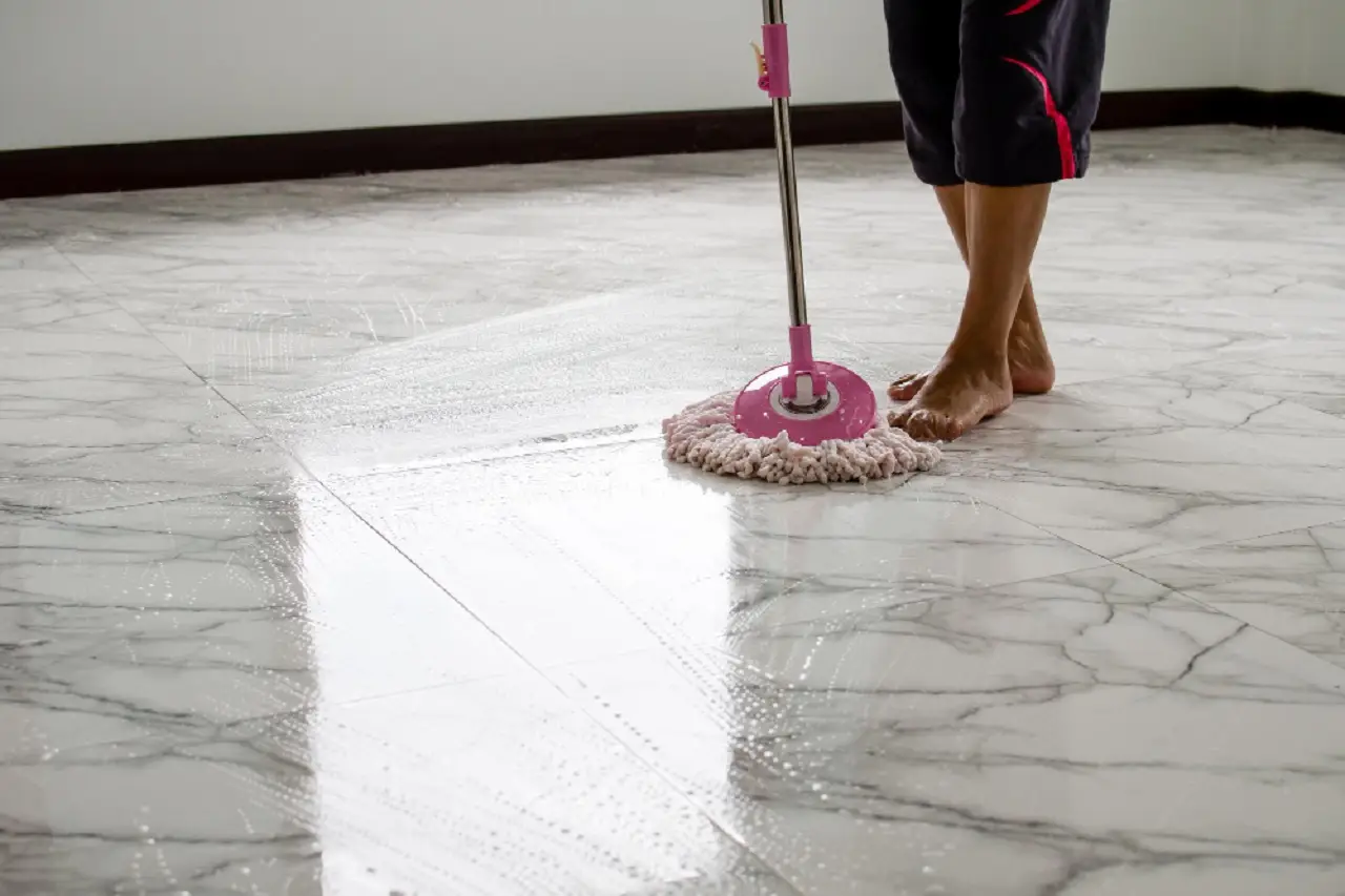 Il metodo geniale per pulire i pavimenti perfettamente senza usare acqua e senza fatica