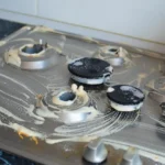 Grasso incrostato in cucina? Ecco il prodotto che lo scioglie all’istante senza fatica